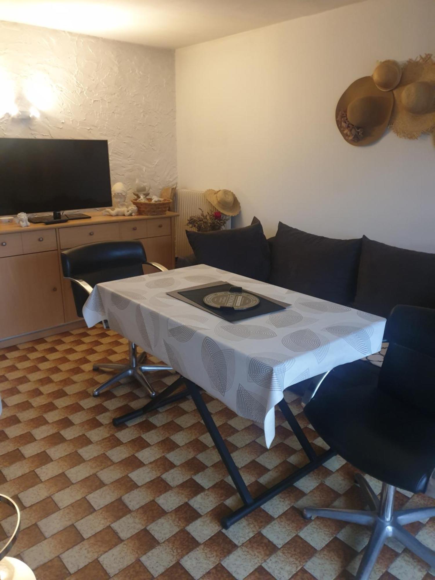Maison Marylene Possibilite De Louer 2 Chambres Et Un Lit 1Place Supplementaire Ici C'Est Calme Et Simple Entretien Et Petit Dejeuner A Regler Sur Place Vous Gagnez 16 Pour-Cent 吉弗里 客房 照片